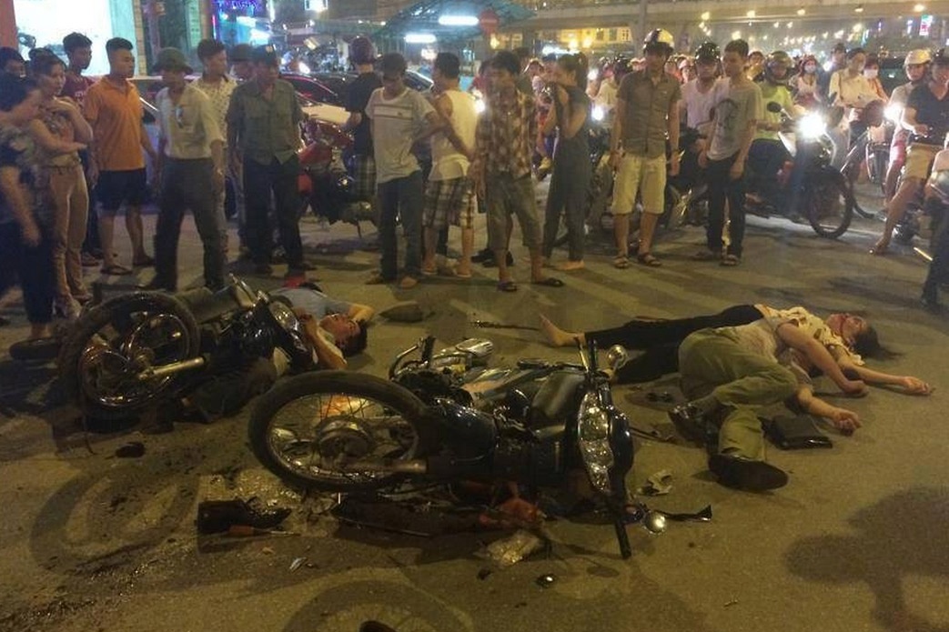 Cong bo clip hai xe may tong nhau, 4 nguoi nguy kich hinh anh