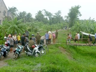 Thi the nguoi dan ong lap lo duoi kenh nuoc hinh anh