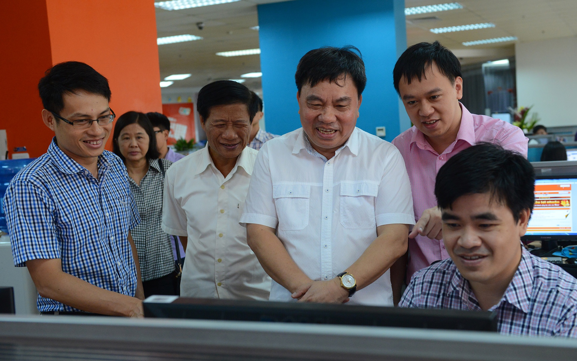 Chu tich Hoi Xuat ban tham bao Tri thuc truc tuyen dip 21/6 hinh anh