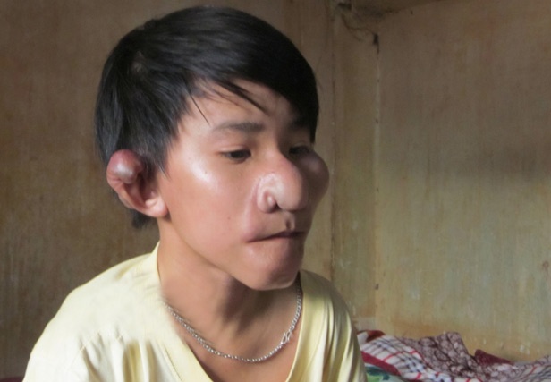 Cuoc song co cuc cua cau be 'Tru Bat Gioi' bi cha bo roi hinh anh