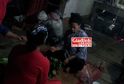 Bà Trương “thày mo” (phải) đang niệm chú chữa bệnh. Ảnh TG