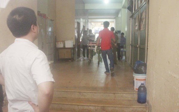 Thi thể ông Tuấn được đưa ra khỏi tòa nhà.