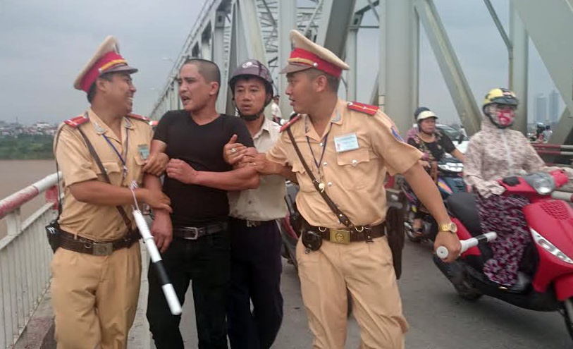 'Ap giai' nguoi dan ong ngoi lan can cau Chuong Duong ve don hinh anh