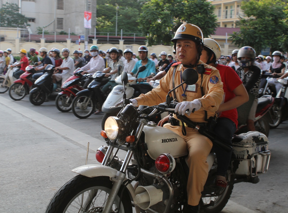 Gap tai nan, nu sinh duoc CSGT cho di thi hinh anh