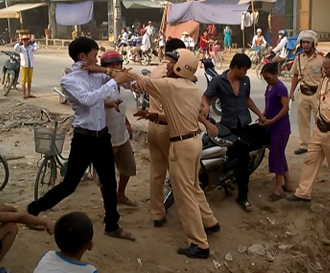 4 canh sat khong che mot thanh nien hinh anh