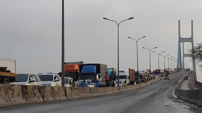 Cau Phu My ket cung, tai xe bo xe di uong ca phe hinh anh