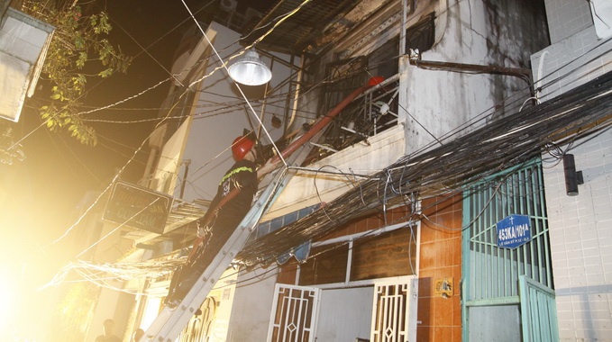 Xong vao nha chay cuu cu ong 97 tuoi hinh anh