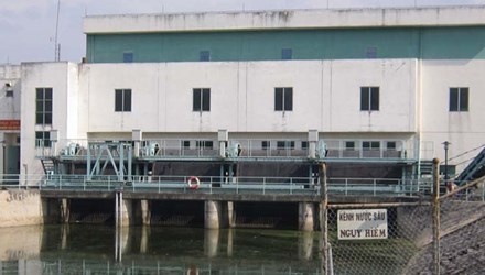 Xac phu nu loa the tai khu xu ly rac hinh anh