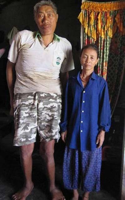 Ông đứng gần ngang với cửa chính ngôi nhà.