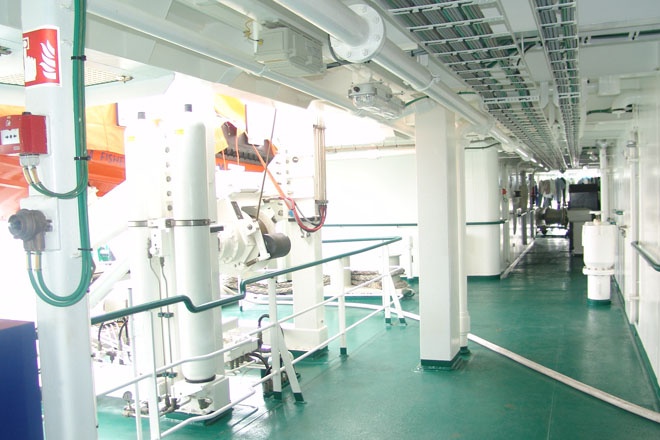 Tàu được đóng mới theo thiết kế và chuyển giao kỹ thuật của Damen (Hà Lan) với tiêu chuẩn Châu Âu.  Ảnh: Hệ thống lan can boong tàu thiết kế hiện đại.