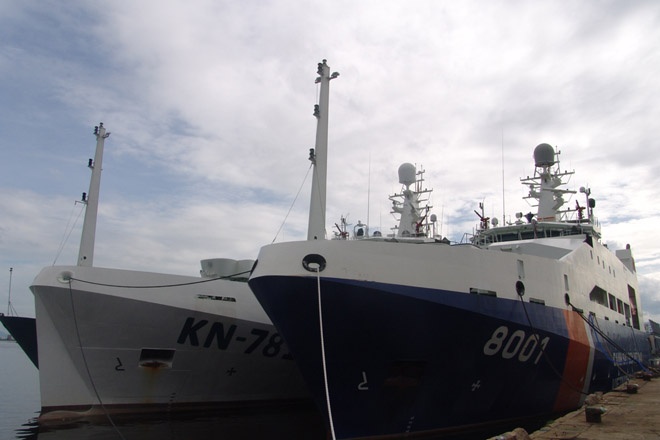 Tàu KN 781 bên cạnh tàu CSB 8001 cùng loại, hiện đại không kém. 