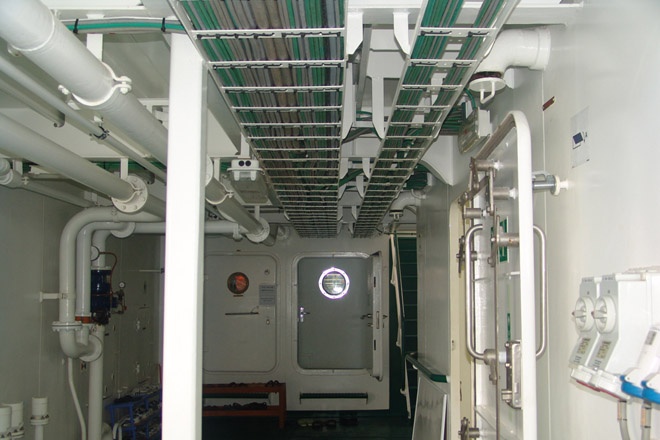 Tải trọng của tàu là 500 tấn, có thể hoạt động liên tục trong điều kiện bình thường 5.000 hải lý cho một hành trình và chịu đựng được sóng cấp 12.  Ảnh: Hệ thống điện và khí.