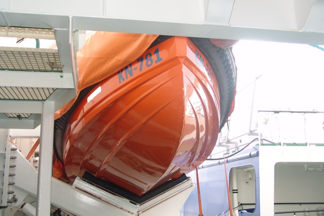 Tàu được trang bị đầy đủ các phương tiện hiện đại tham gia tìm kiếm, cứu nạn, cứu hộ... Trên tàu có sàn đáp, nhà chứa trực thăng và 2 vòi rồng công suất lớn với khả năng phun nước xa 150m...  Ảnh: Xuồng cứu sinh.