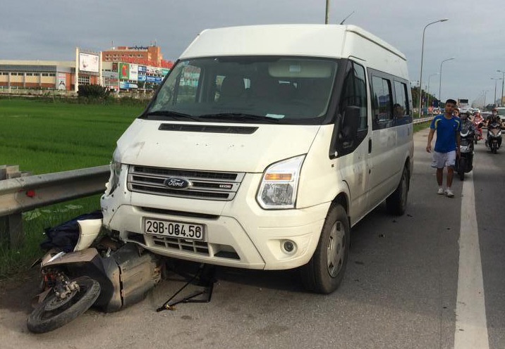 Xe 16 cho gay tai nan lien hoan, 5 nguoi bi thuong hinh anh