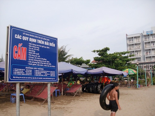 Ep an khong duoc, duoi du khach ra khoi khach san hinh anh