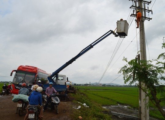 Xe sửa chữa điện gây cản trở giao thông