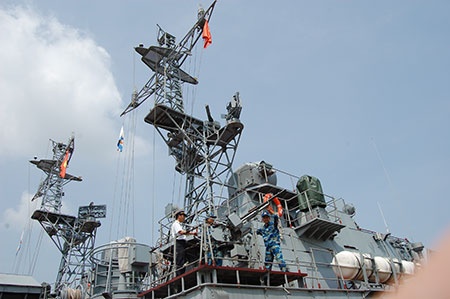 Trong quá trình thực hiện nhiệm vụ đã kết hợp giữa các lực lượng tàu hoạt động trên biển, lực lượng quân báo trinh sát, hệ thống ra đa đối hải, thông tin do cấp trên và đơn vị hiệp đồng cung cấp để theo dõi, nắm chắc tình hình, tổng hợp báo cáo và xử lý kịp thời, không để bị động, bất ngờ trong mọi tình huống. 