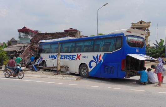 Xe khach tong sap nha dan, 1 nguoi tu vong hinh anh