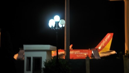 May bay khong the ha canh vi san bay... het cho hinh anh