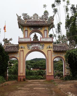 Cổng chính Bửu Sơn Tự.