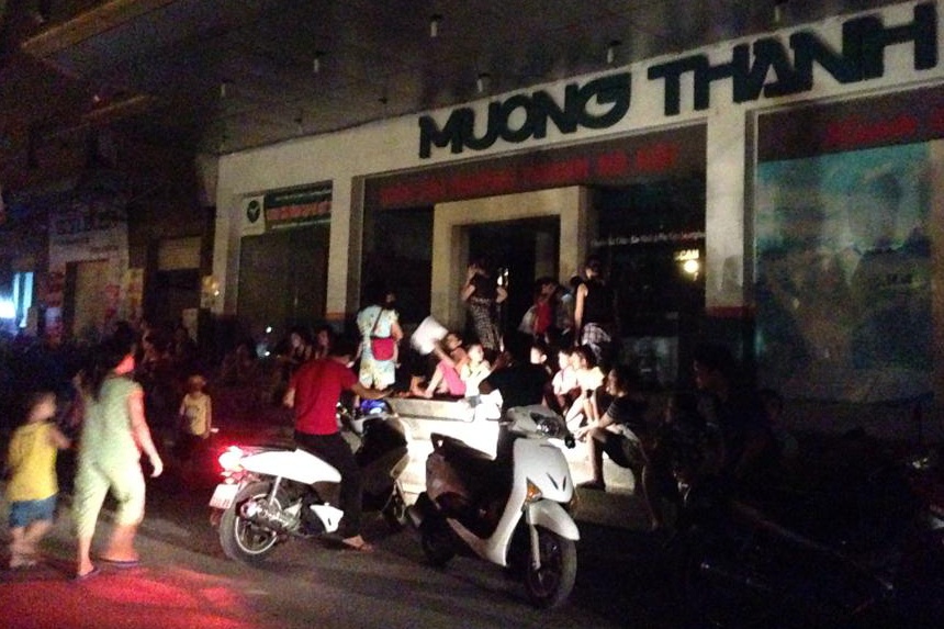 Nguoi dan la het trong thang may chung cu 32 tang hinh anh