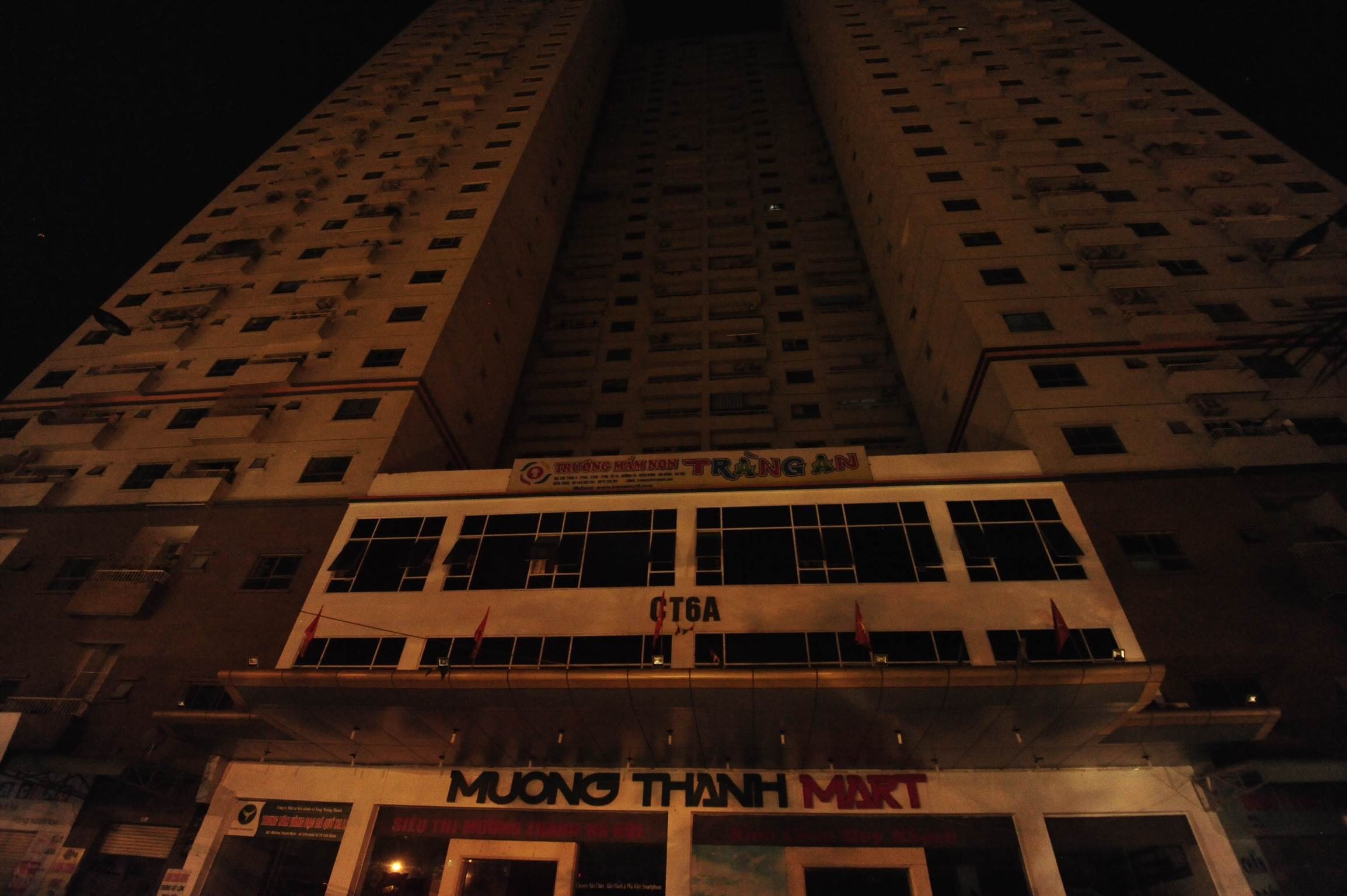 Người dân cho hay, đây không phải lần đầu chung cư 32 tầng của khoảng 1.800 gặp phải cảnh mất điện do nổ biến áp. Ảnh: Hoàng Anh.