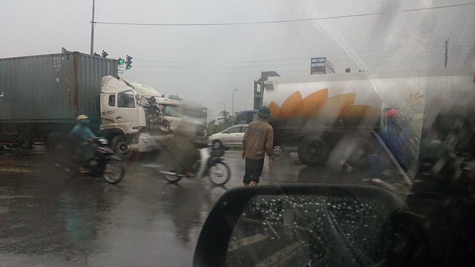 QL5 ngay trước khu Đặng Xá. Húc đít con xe bồn đằng trước.