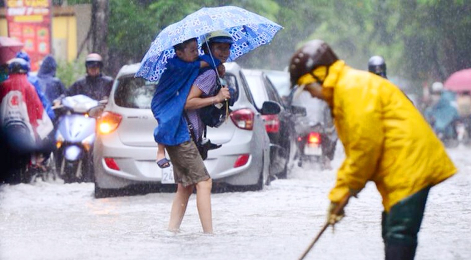 Ha Noi te liet vi mua, bo cong con toi truong hinh anh