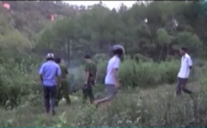 Công an đang khám nghiệm hiện trường nơi phát hiện xác chết nghi của chị Mai.