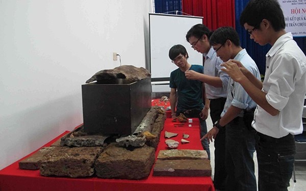 Khách tham quan mô hình phục dựng ngôi mộ cổ được khai quật tại thị trấn Chợ Lách (Ảnh: Huỳnh Xây)