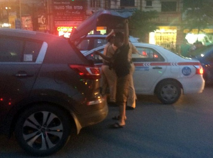 Cũng theo thượng sĩ Long, khi sự việc xảy ra, một thanh niên trên xe BKS Cao Bằng đã xách túi đồ bước xuống xe bỏ đi.