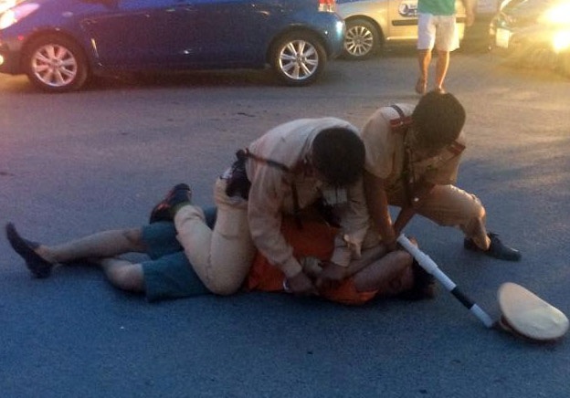 Nho nuoc bot, vut canh sat giao thong giua nga tu hinh anh