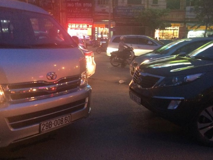 Vào lúc 6 giờ chiều, tại ngã tư Xuân Thủy, Nguyễn Phong Sắc xảy ra va chạm giữa hai xe ô tô mang biển kiểm soát