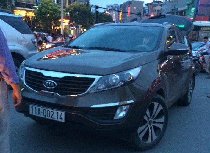 Khi cảnh sát giao thông yêu cầu lái xe mang biển số. ..11 xuongs giải quyết. Lái xe cố tình ngồi trêníxe. 