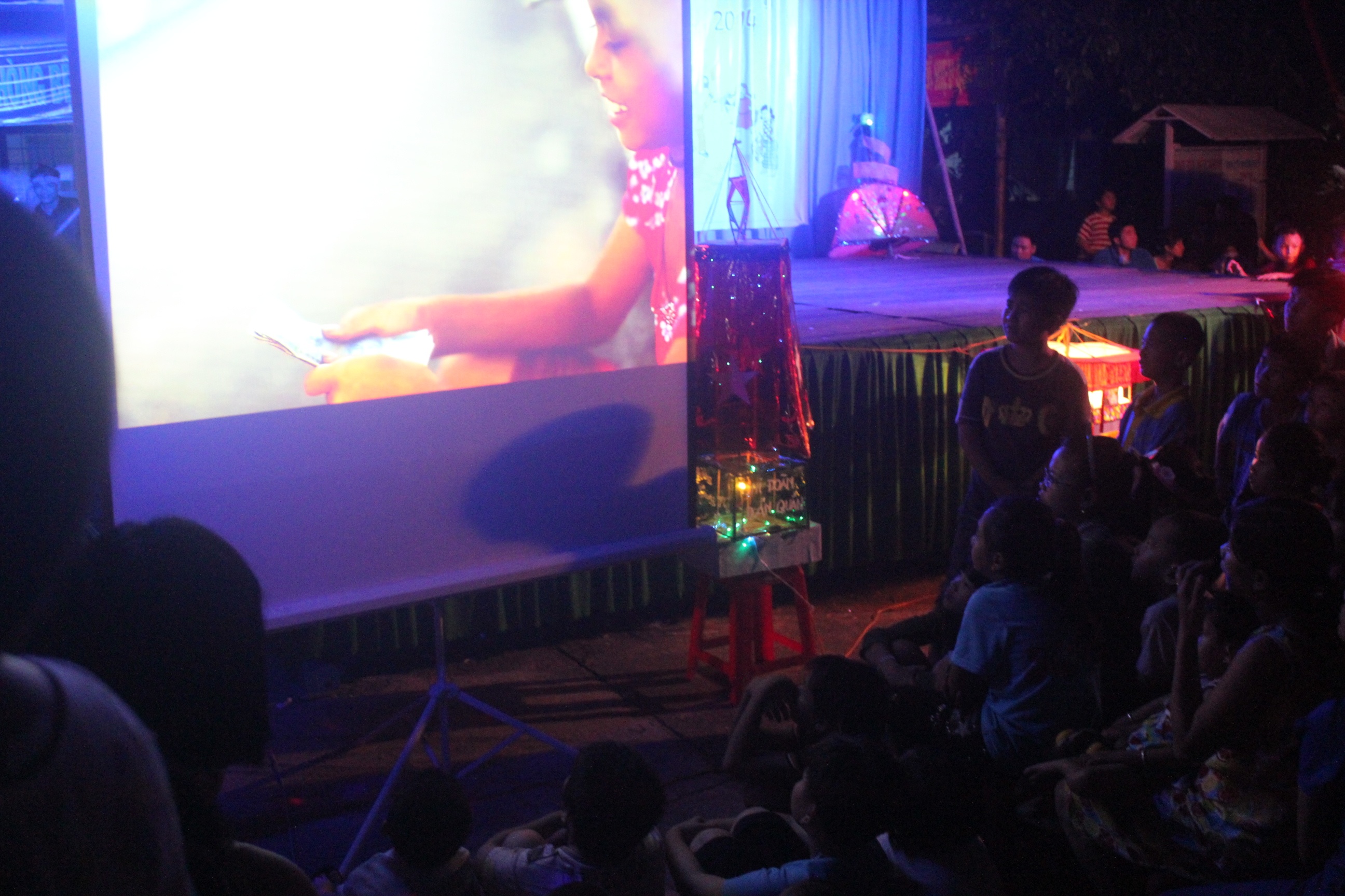 Trẻ em phường Trung Mỹ Tây, quận 12 chăm chú theo xem một đoạn phim ngắn xúc động về một hoàn cảnh đặc biệt thiếu thốn trong ngày trung thu.