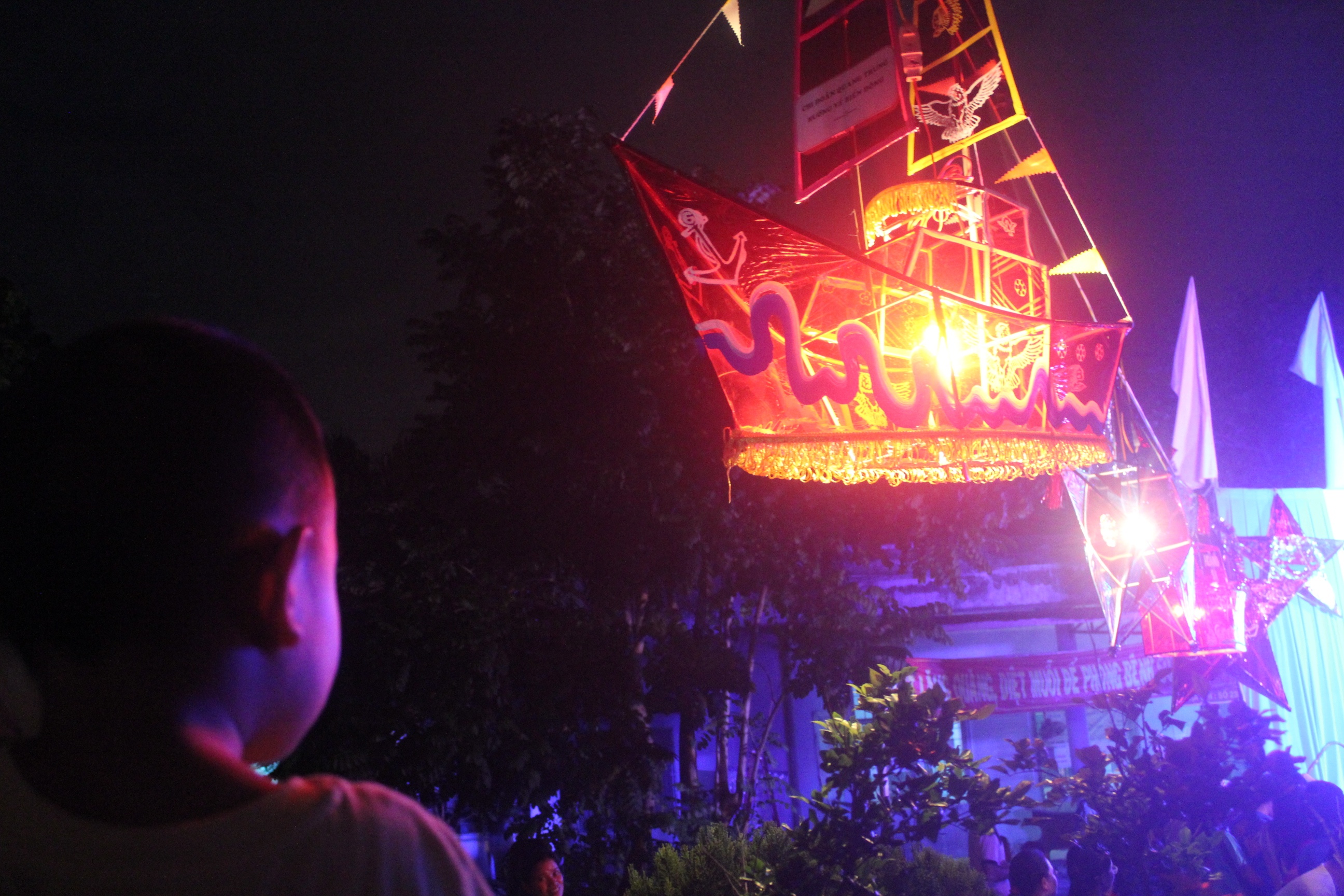 Những chiếc đèn lồng hình thuyền, biển đảo.