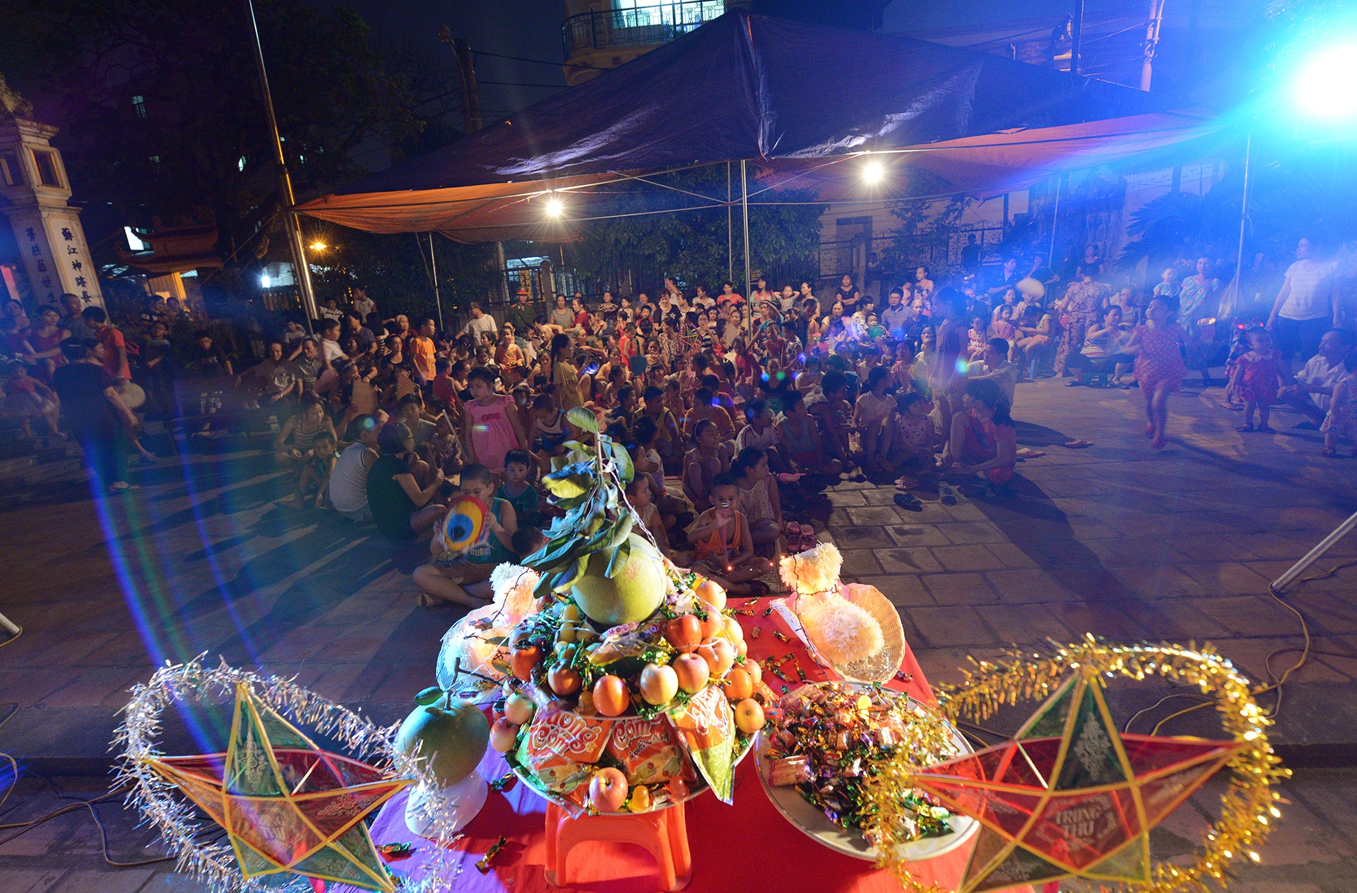 Đình làng Yên Hòa (Cầu Giấy) trong đêm hội trăng rằm.