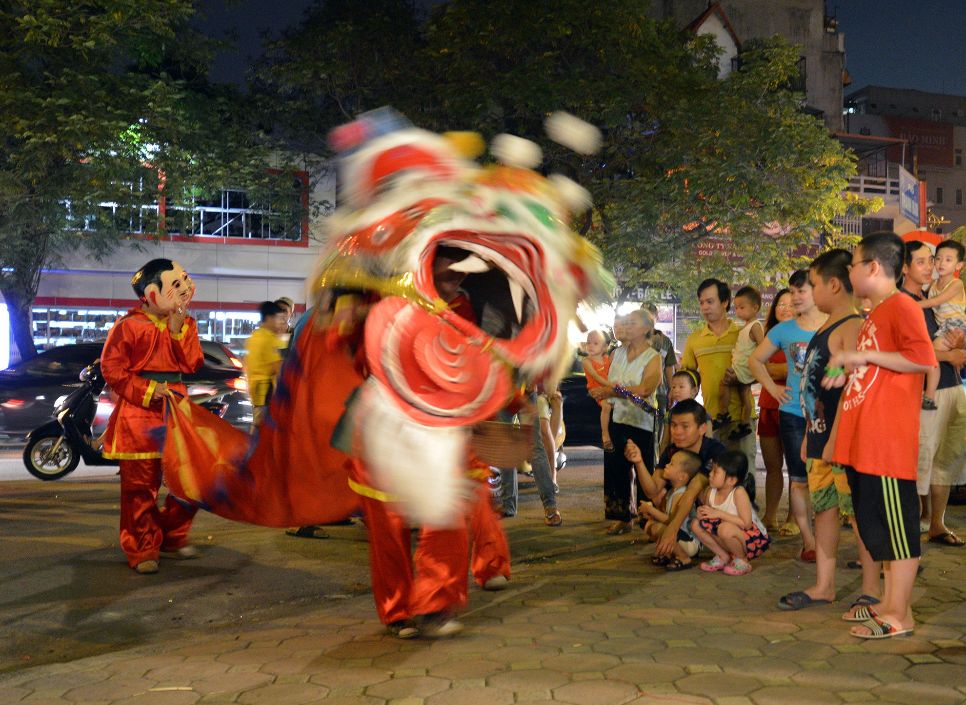 Tre em Sai Gon, Ha Noi hao huc pha co Trung thu hinh anh