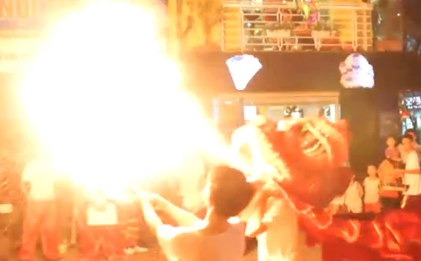 Clip mua lan phun lua xin tien dem Trung thu hinh anh