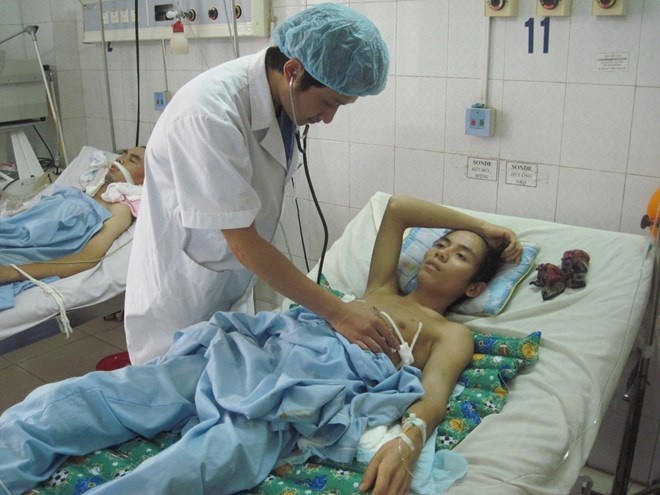 Cat bo khoi u trong long nguc chua day toc, xuong, mong tay hinh anh