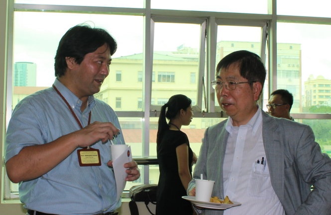 GS Hidefuma Imura (bên phải) trao đổi với các học giả bên lề hội thảo.