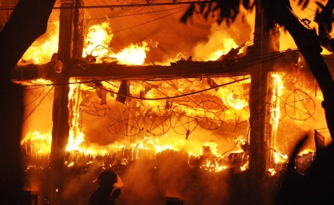 Lửa cháy rực khắp quán. Ảnh: Tuổi Trẻ.