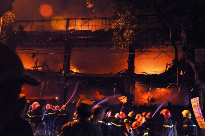 Luxury bar chay rui trong dem, nhieu nguoi ngat khoi hinh anh