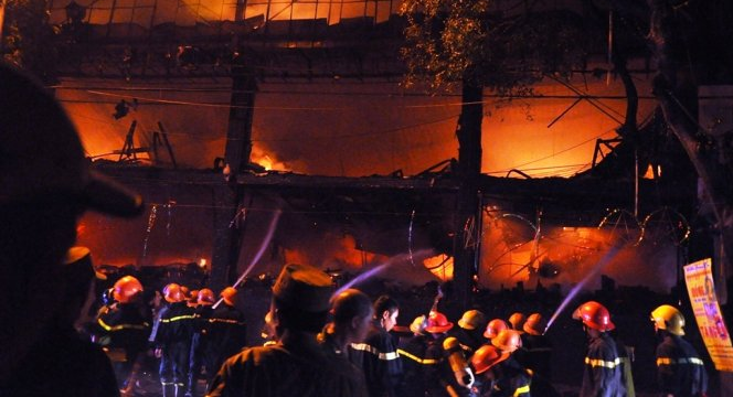 Luxury bar chay rui, nhieu nguoi nhap vien vi ngat khi hinh anh