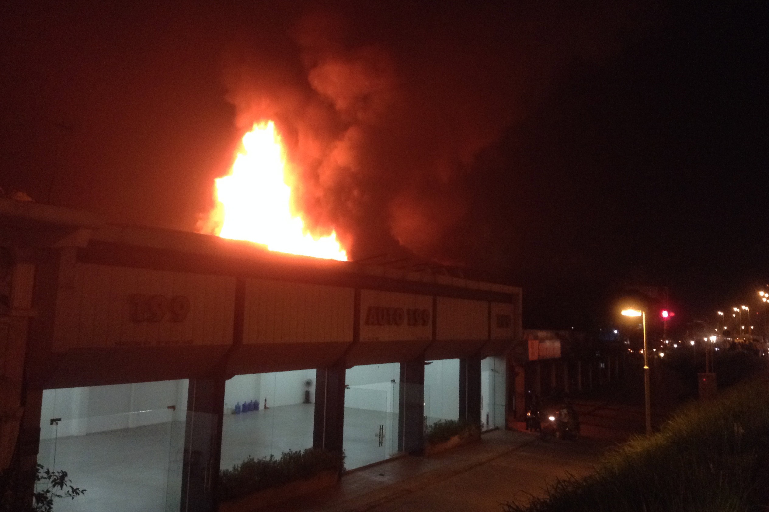 Showroom ôtô nằm ngay sát bar bị cháy đã phải di chuyển toàn bộ ôtô ra ngoài. Ảnh: Nguyên Anh.