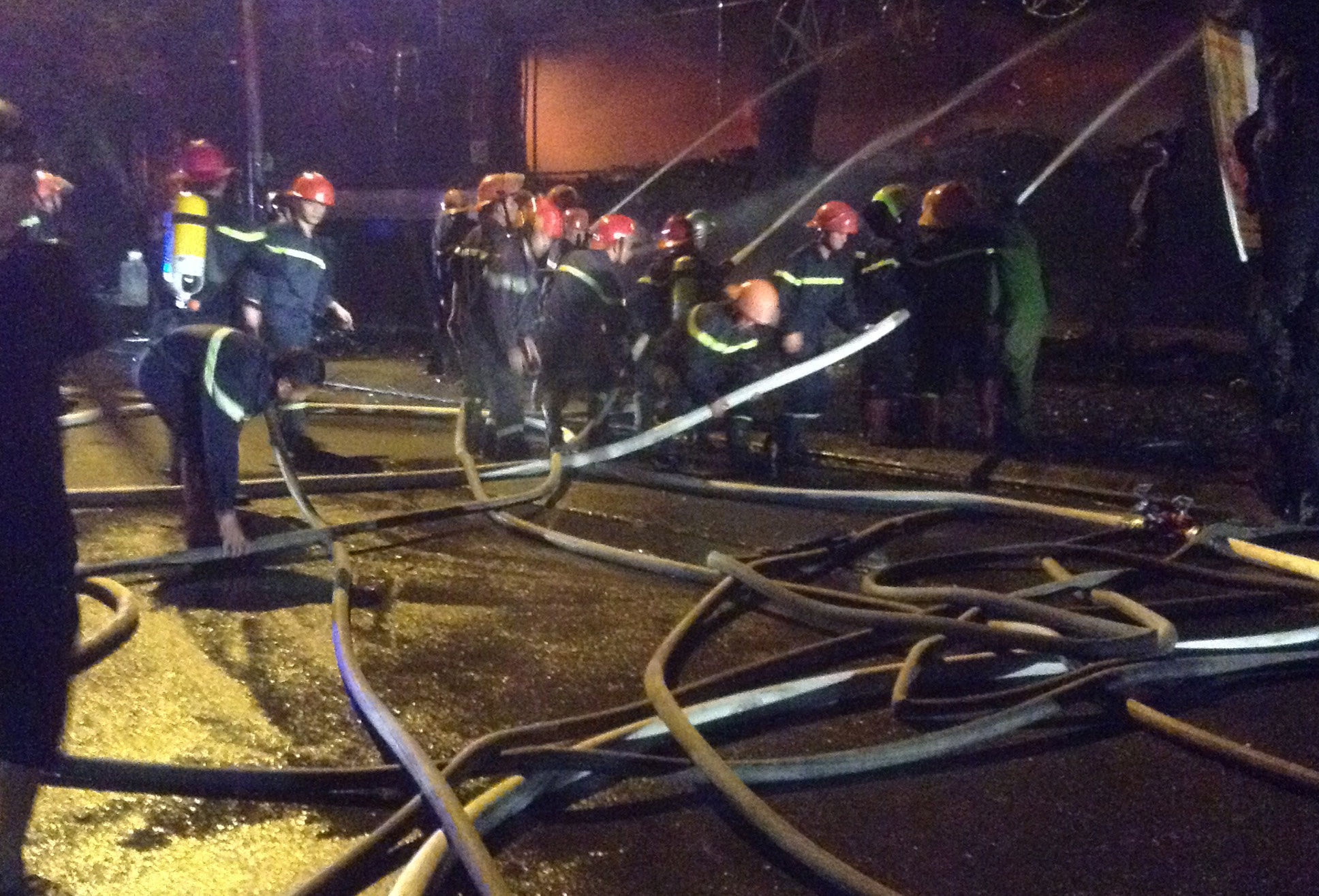 Linh cuu hoa no luc dap lua dam chay Luxury bar hinh anh