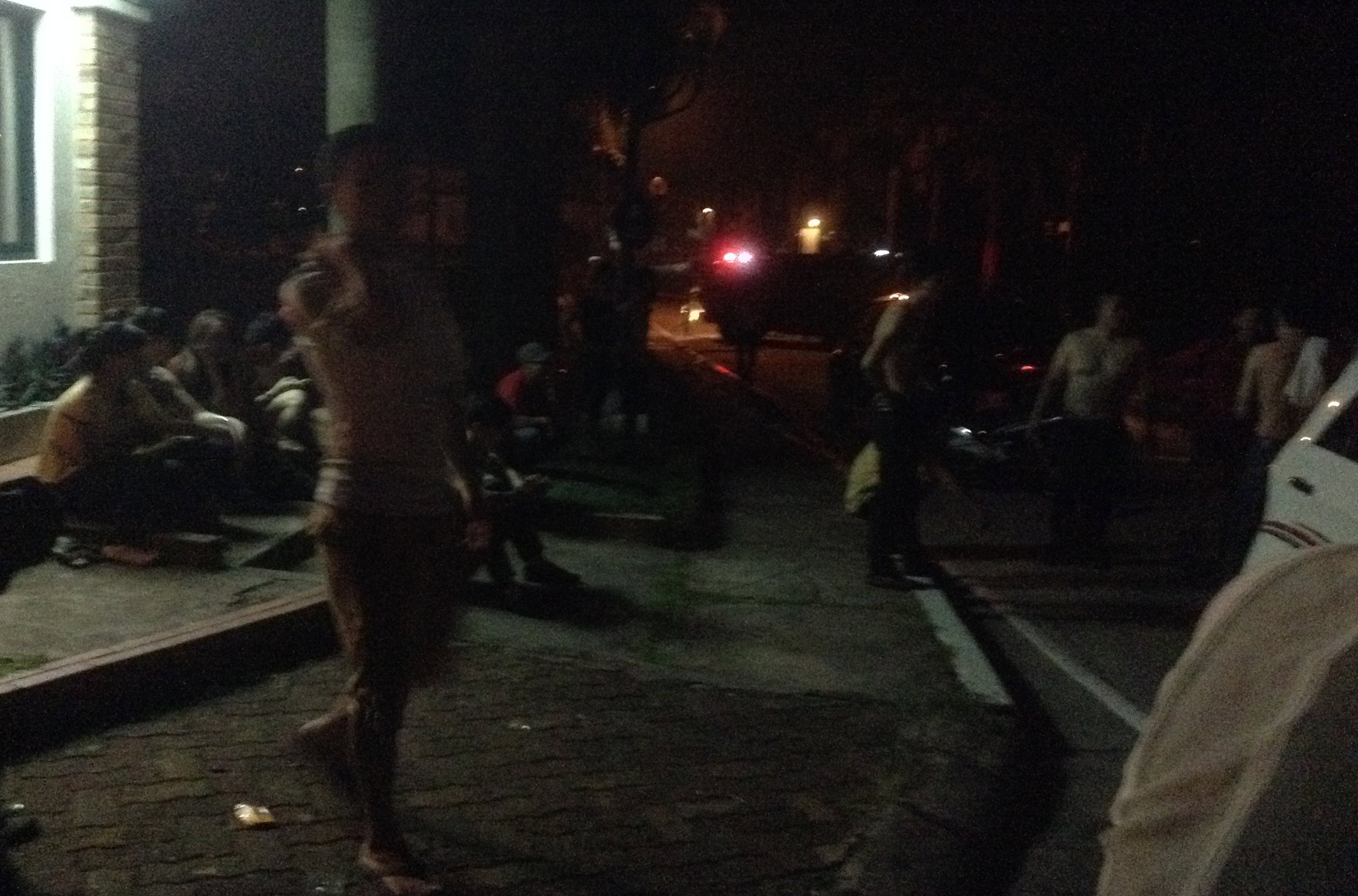 Gần 2h sáng 24/9, ngọn lửa được khống chế. Tuy nhiên, từ khi đám cháy xảy ra, hàng chục thanh niên đầu trọc, xăm trổ liên tục cản trở, đe dọa các phóng viên tác nghiệp. Ảnh: Nguyên Anh.