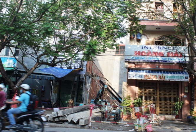 Căn nhà bị nghiêng. Ảnh: Tuổi Trẻ.