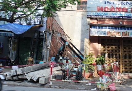 Nha cao tang bat ngo bi nghieng o Sai Gon hinh anh