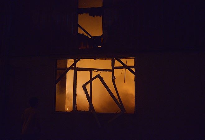 Lửa âm ỉ suốt 5 giờ khiến hơi nóng tỏa ra rất lớn.